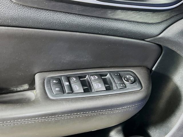 Used 2017 Chrysler 200 Limited Platinum image 9