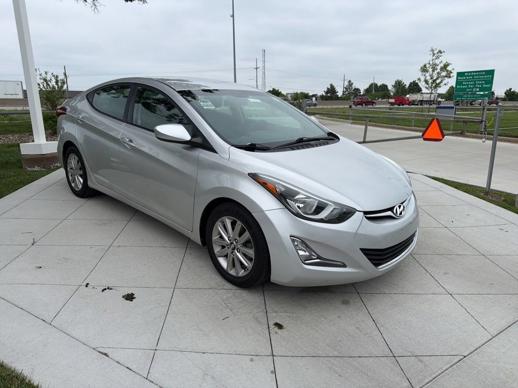 Used 2015 Hyundai Elantra SE w/ Option Group 02 FWD image 2