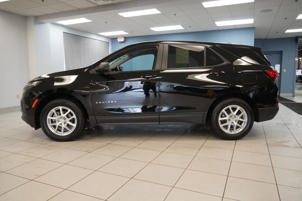 Used 2023 Chevrolet Equinox LS w/ LS Convenience Package image 2
