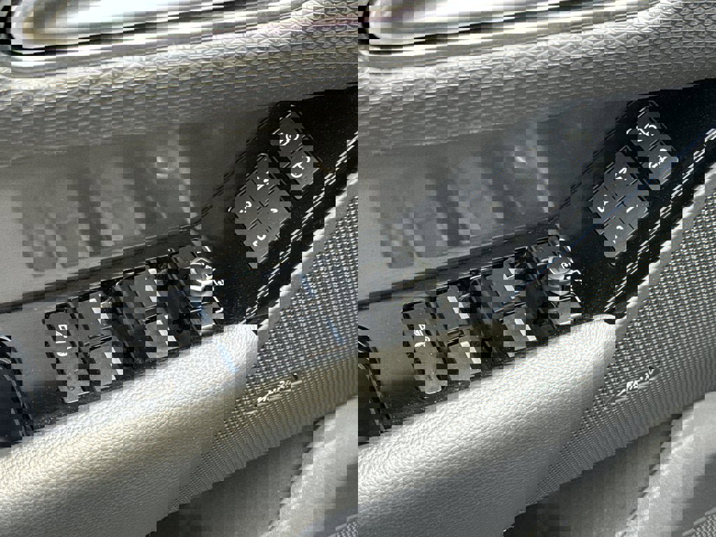 Used 2019 Land Rover Range Rover Velar S image 10