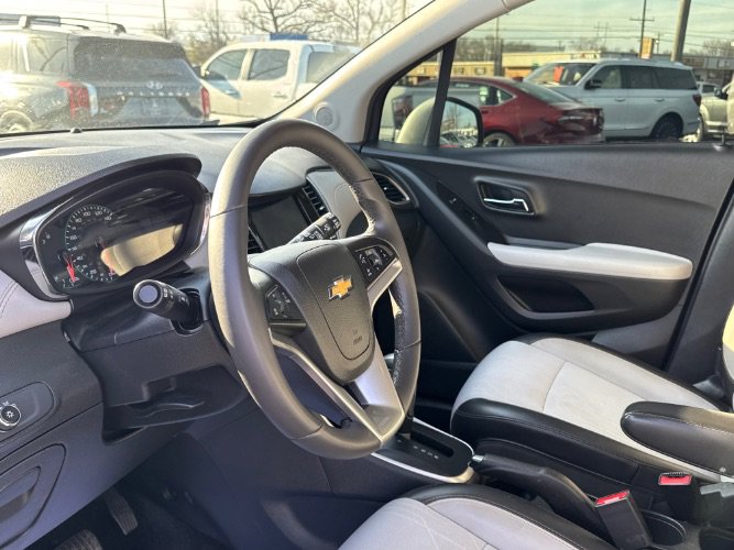 Used 2022 Chevrolet Trax LT w/ LT Convenience Package image 16