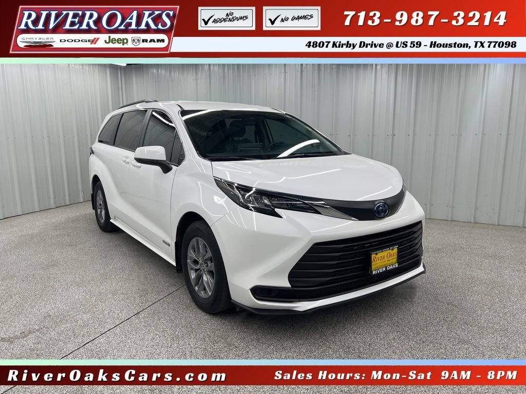Used 2021 Toyota Sienna LE image 1