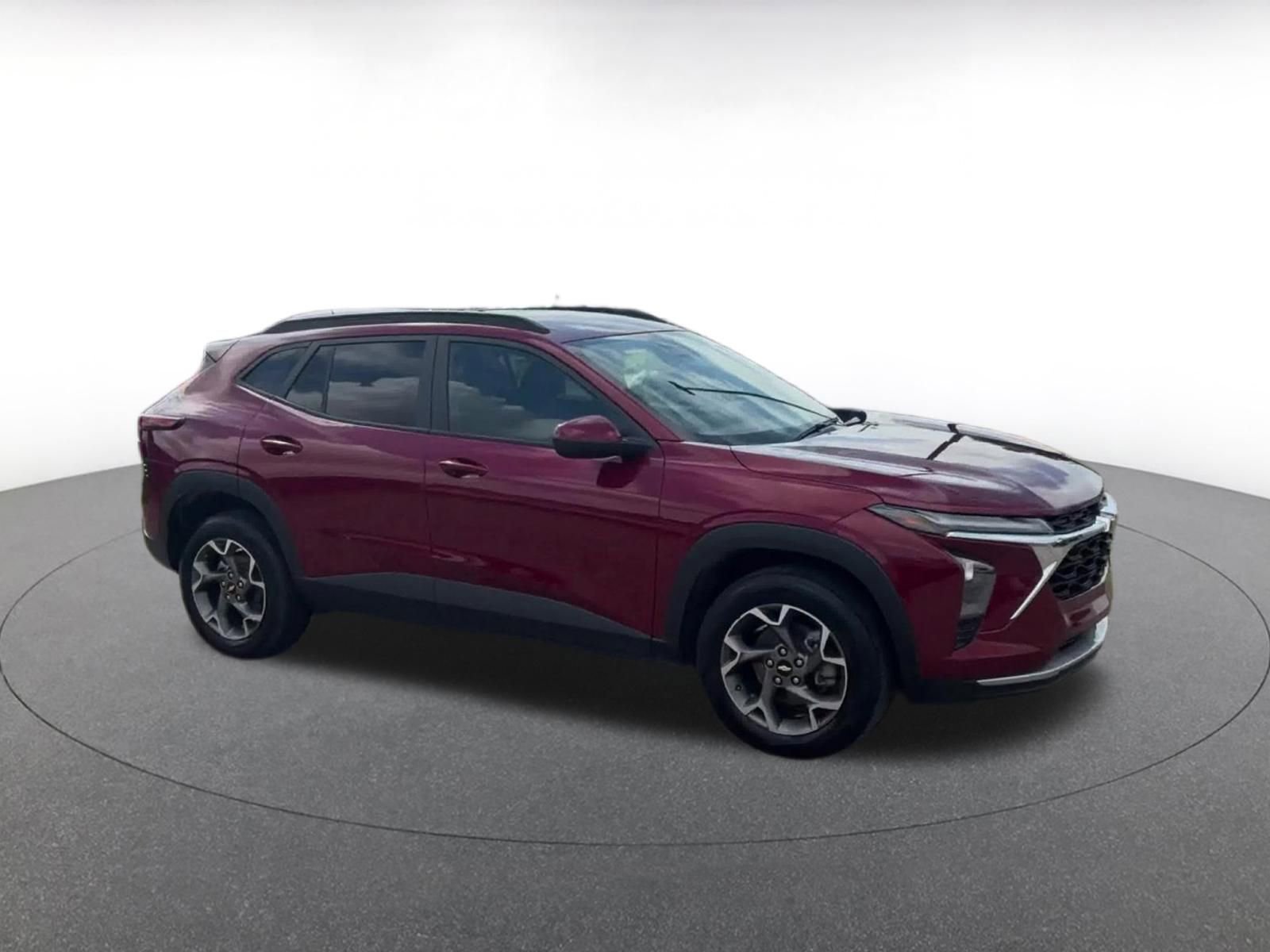 Used 2025 Chevrolet Trax LT FWD image 2