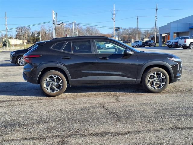 Used 2025 Chevrolet Trax LT w/ LT Convenience Package image 16