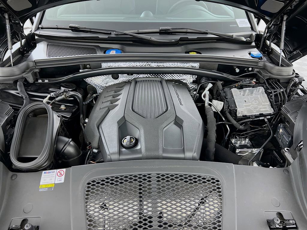 Certified 2023 Porsche Macan image 31
