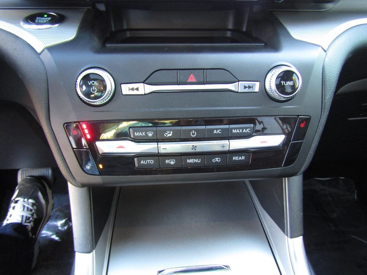 Used 2020 Ford Explorer XLT w/ Equipment Group 202A image 16