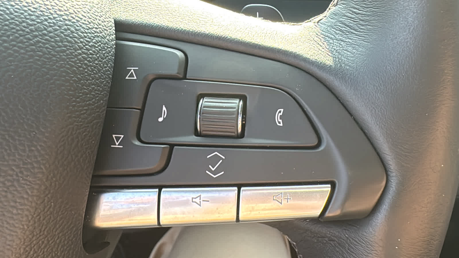Certified 2025 Cadillac XT4 Premium Luxury AWD/4WD image 14