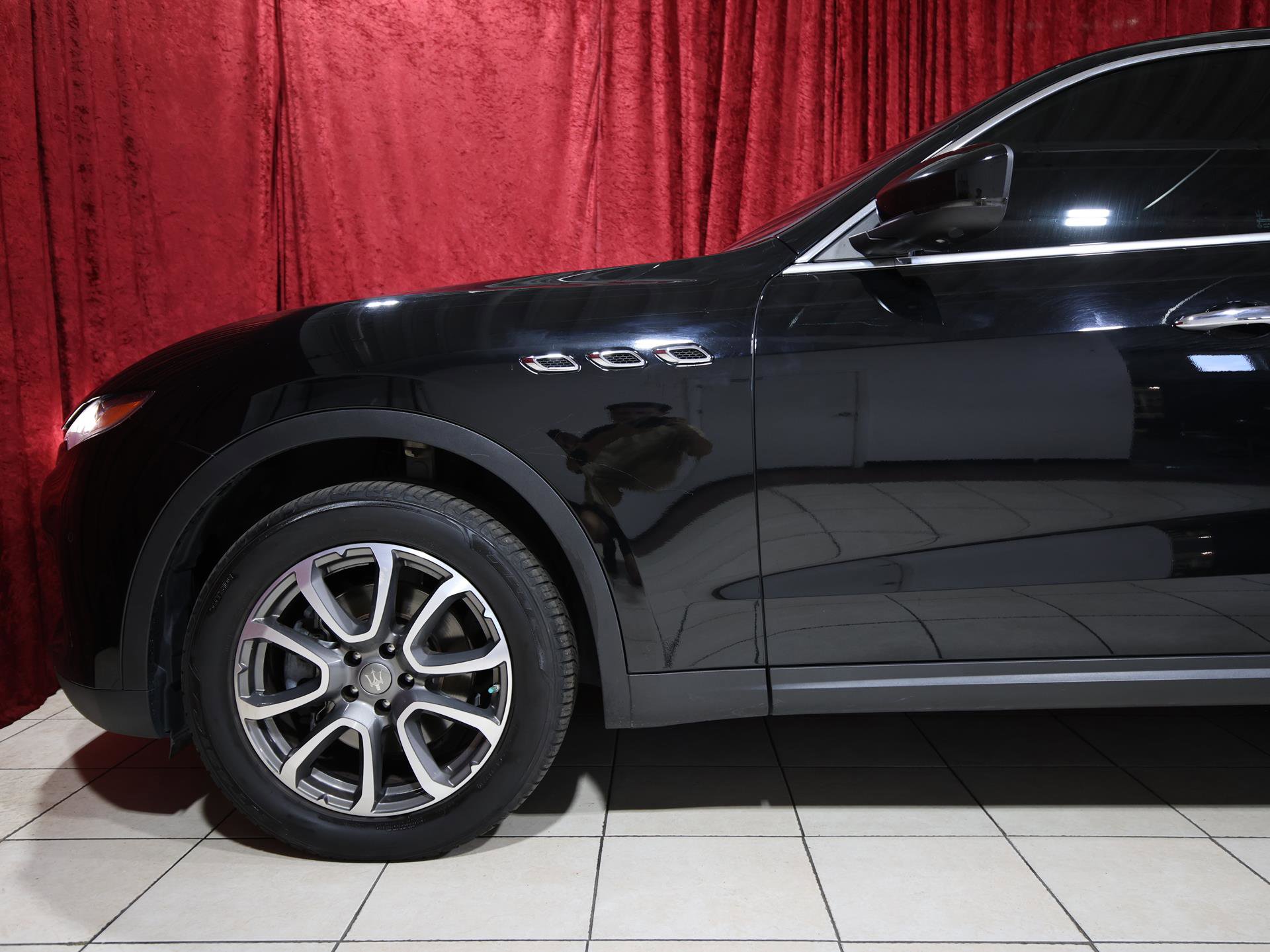 Used 2018 Maserati Levante image 5