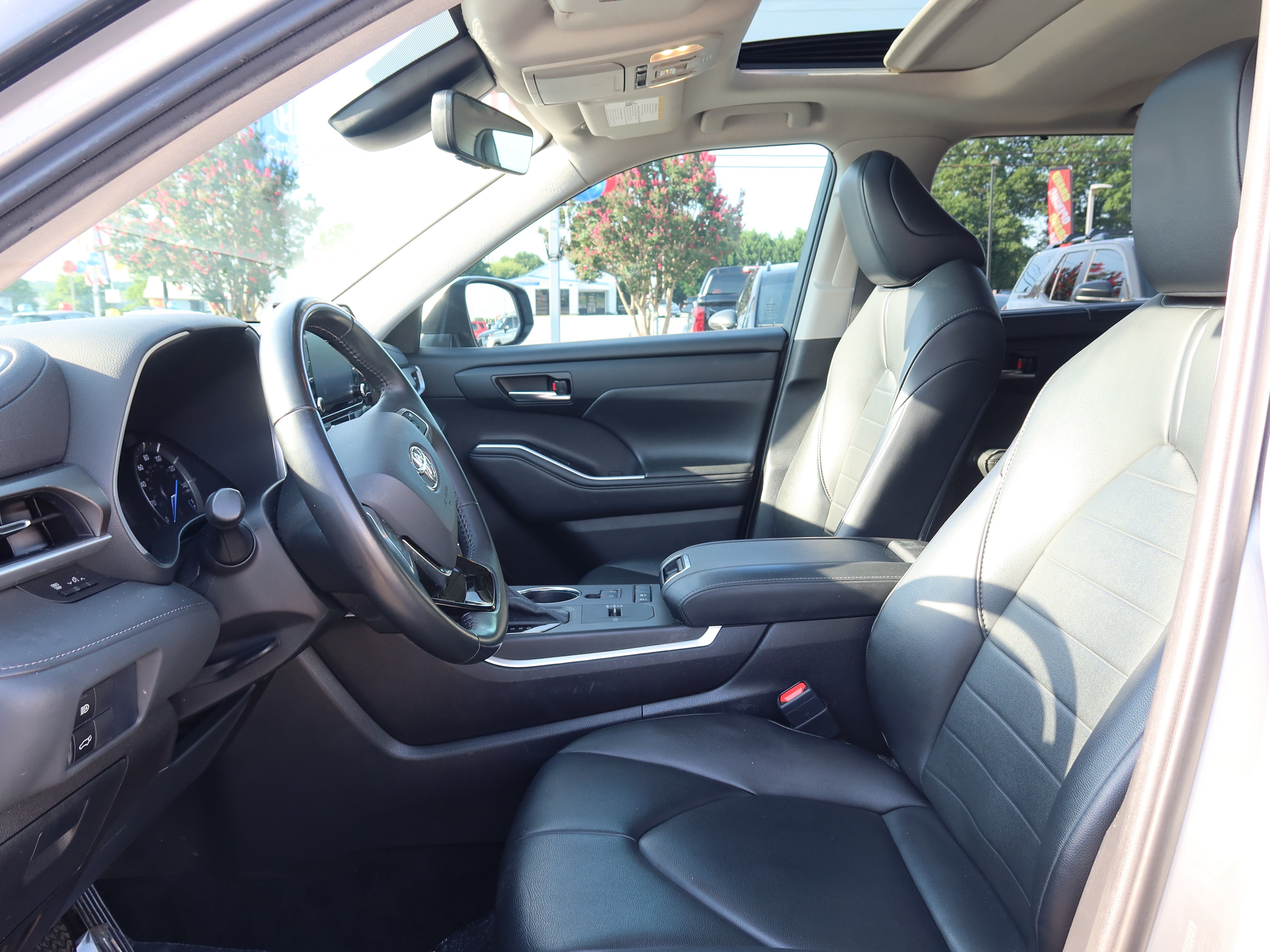 Used 2021 Toyota Highlander XLE FWD image 18