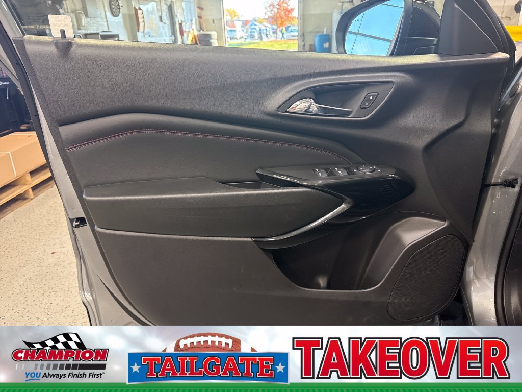 Used 2025 Chevrolet Trax RS w/ Sunroof Package FWD image 13