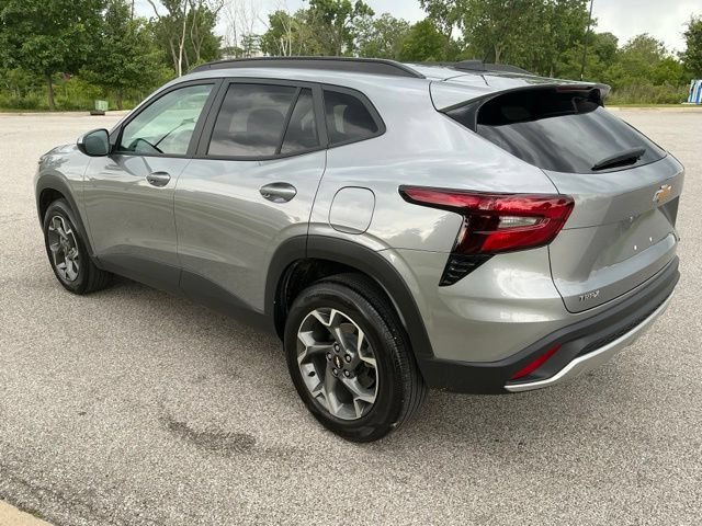 Used 2025 Chevrolet Trax LT w/ Driver Confidence Package FWD image 4