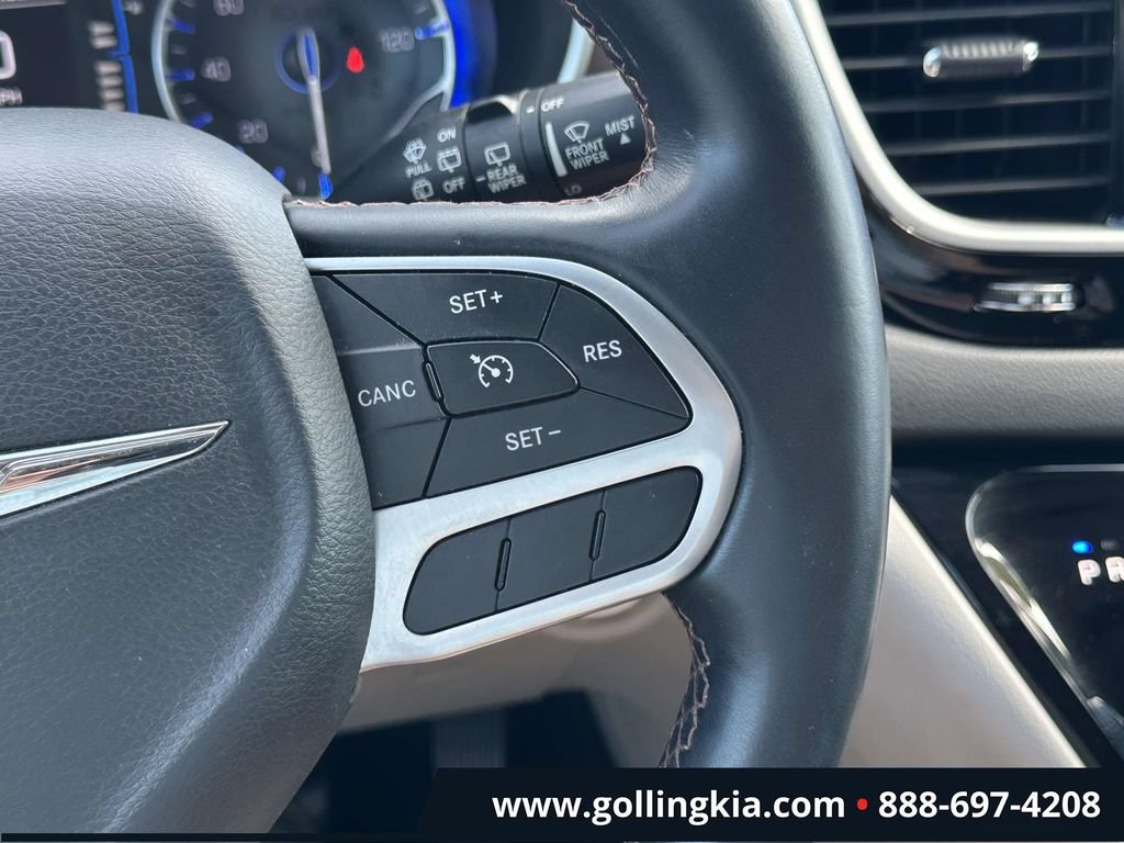 Used 2017 Chrysler Pacifica Touring-L w/ Tire & Wheel Group FWD image 22