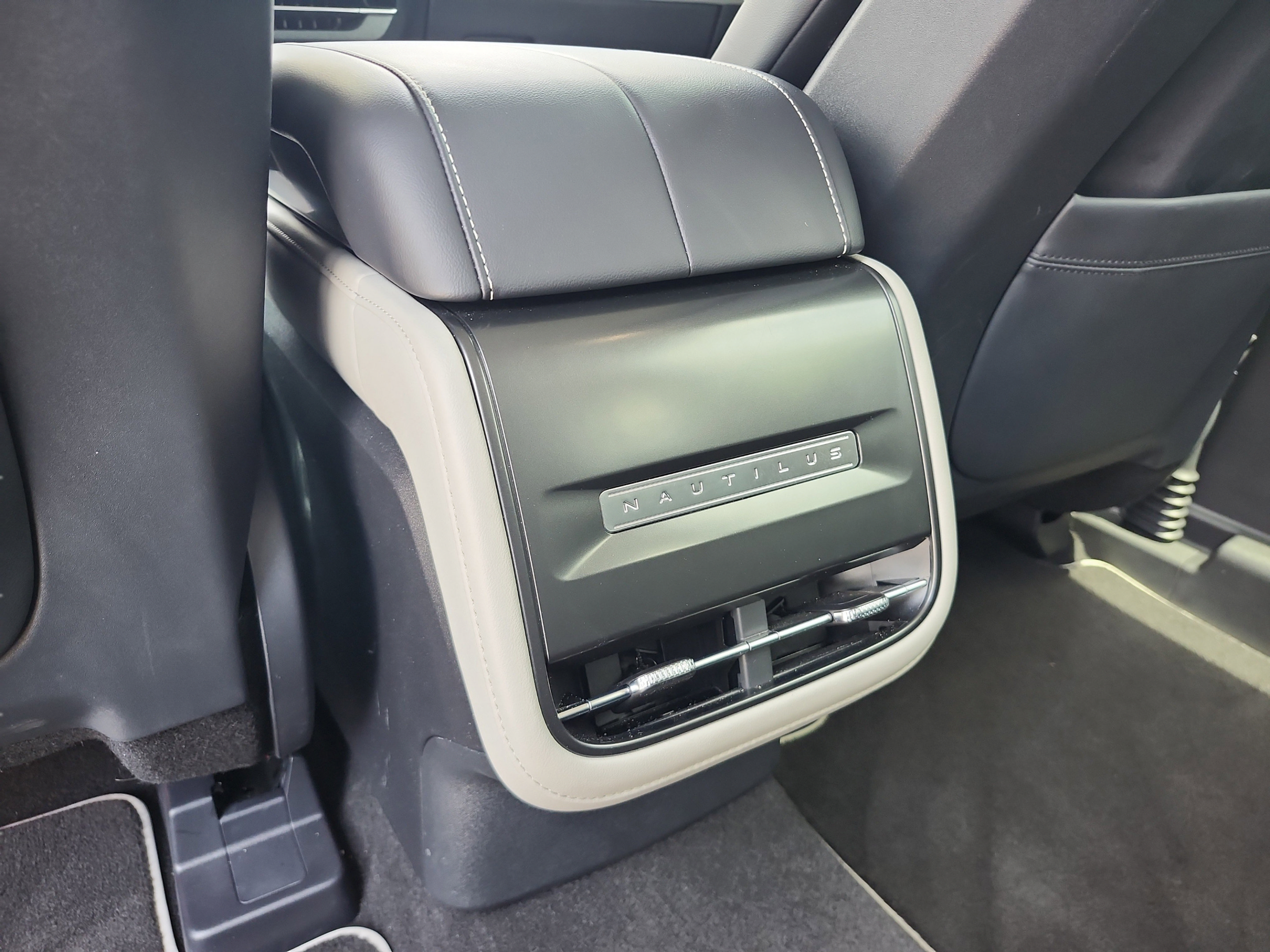Used 2025 Lincoln Nautilus Premier AWD/4WD image 18