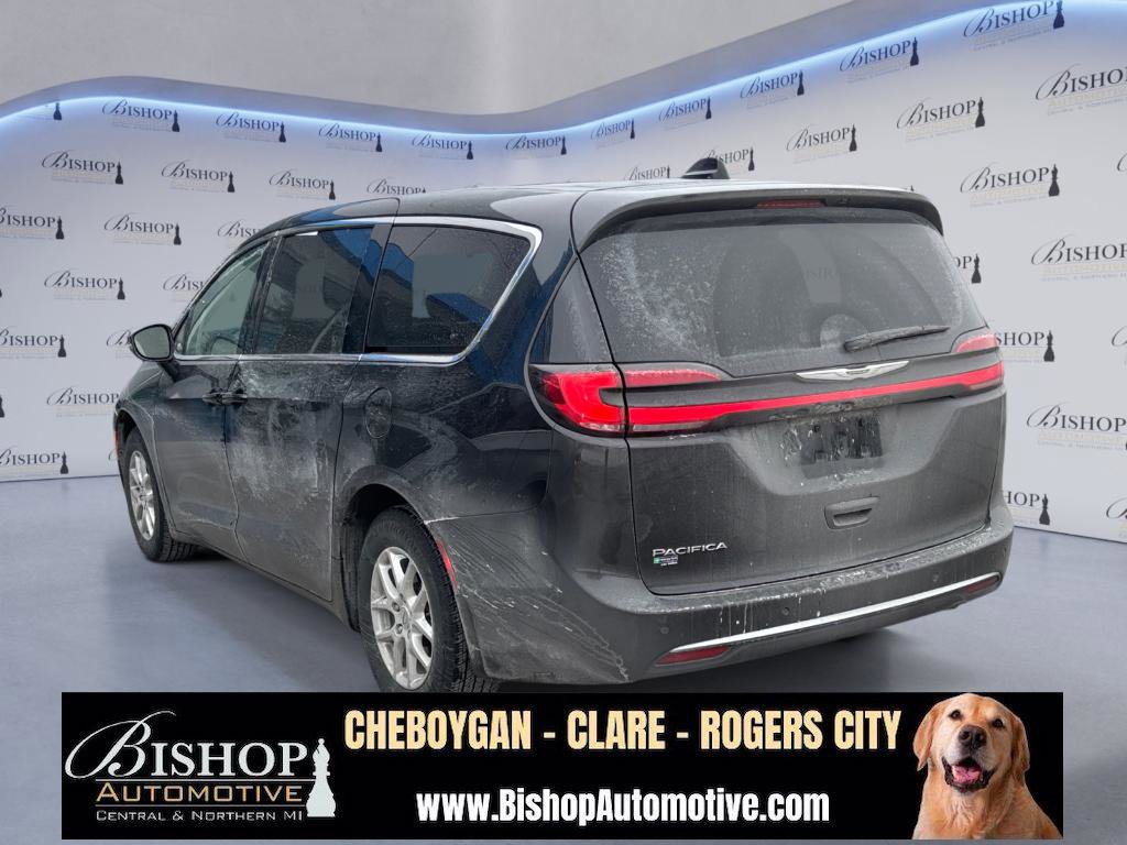 Used 2023 Chrysler Pacifica Touring-L image 3