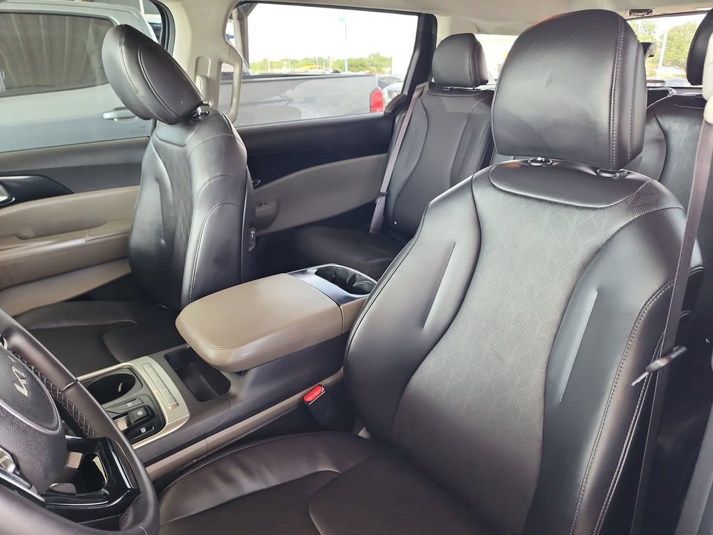 Used 2025 Kia Carnival FWD image 13