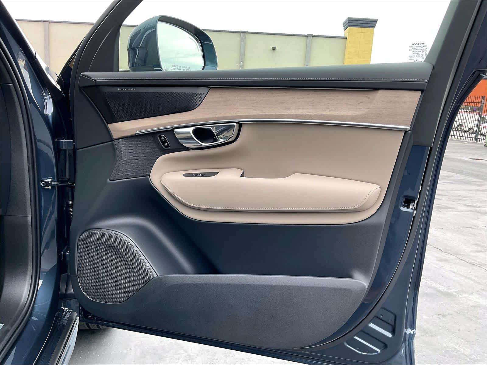 New 2026 Volvo XC90 B6 Plus w/ Protection Package Premier AWD/4WD image 31
