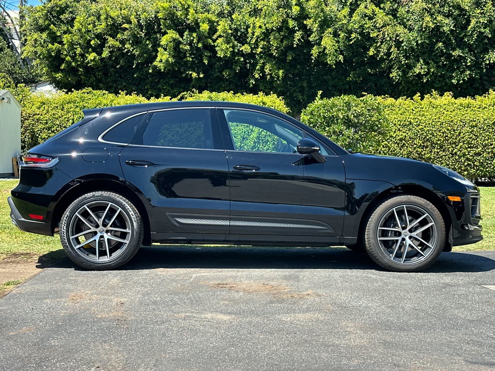 Certified 2025 Porsche Macan AWD/4WD image 9