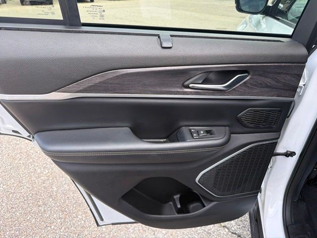 Used 2023 Jeep Grand Cherokee Limited w/ Luxury Tech Group II AWD/4WD image 14