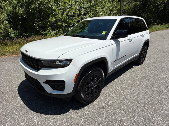 Used 2025 Jeep Grand Cherokee Altitude AWD/4WD image 2
