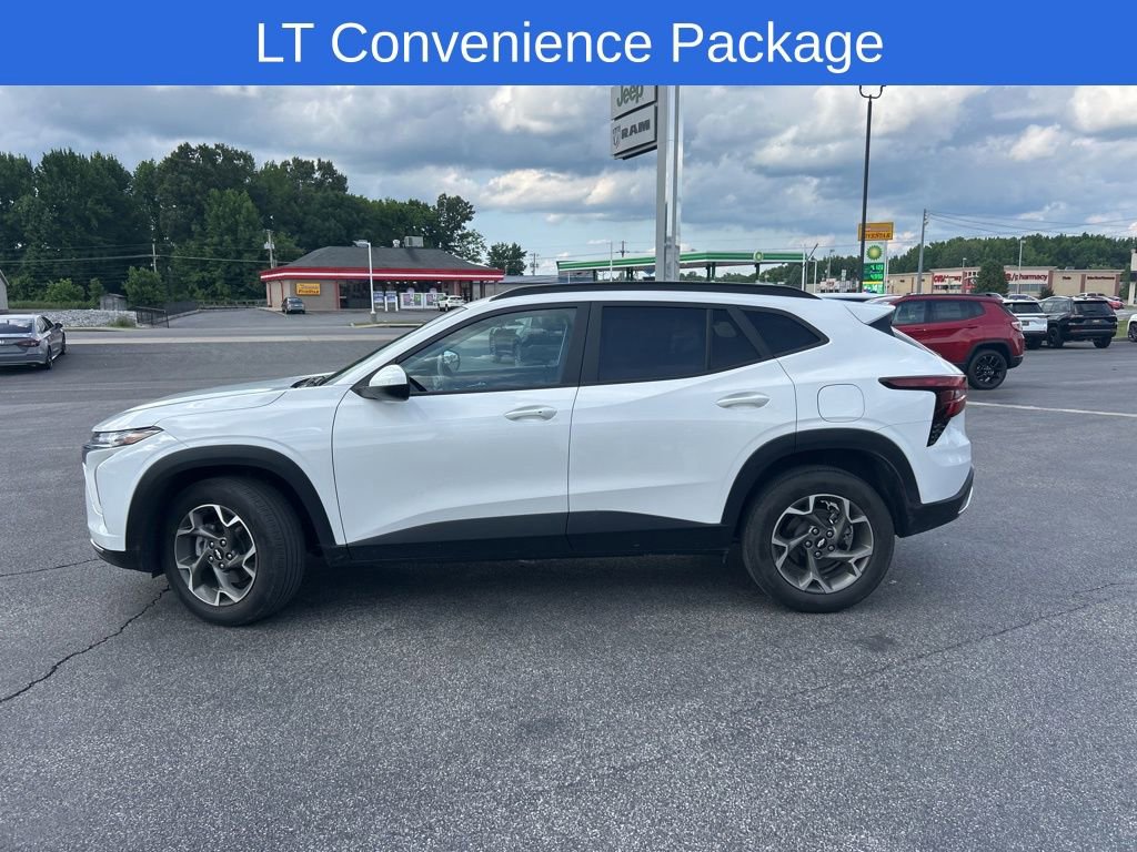 Used 2024 Chevrolet Trax LT w/ Sunroof Package FWD image 4