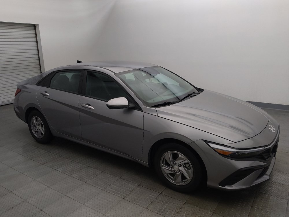 Used 2025 Hyundai Elantra SE FWD image 11