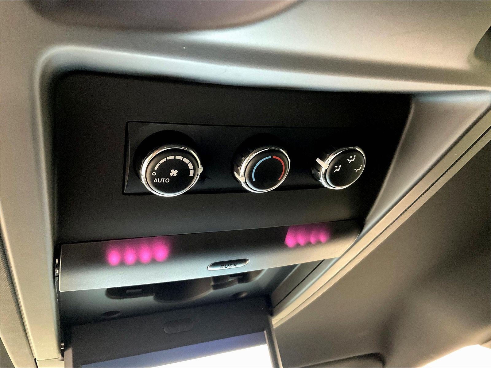 Used 2014 Chrysler Town & Country S FWD image 11