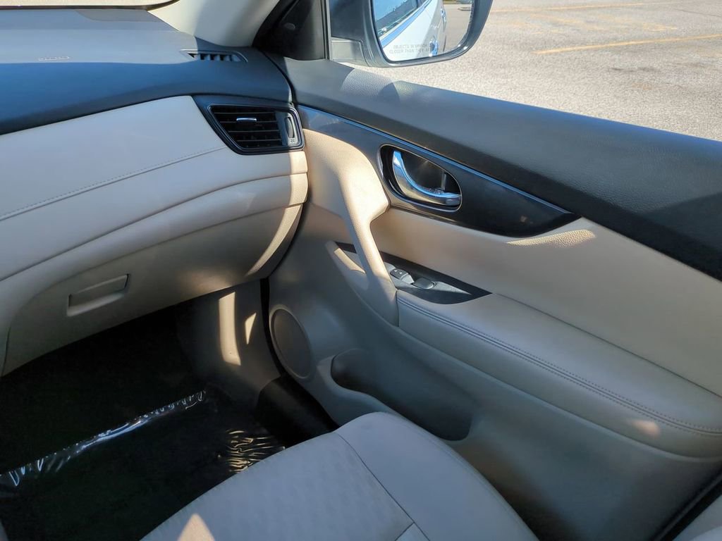 Used 2017 Nissan Rogue SV w/ SV Premium Package image 17