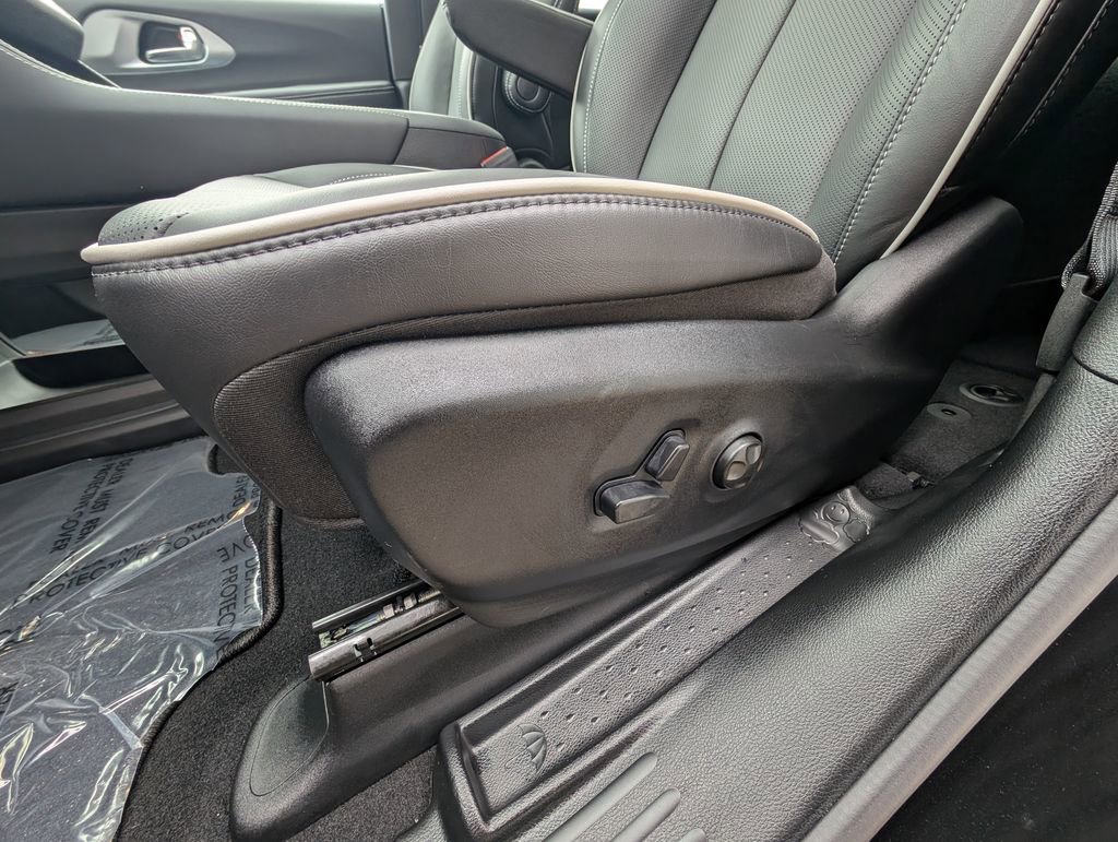 New 2026 Chrysler Pacifica Limited w/ Trailer Tow Group image 15