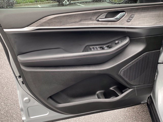 Used 2025 Jeep Grand Cherokee L Limited w/ Luxury Tech Group II AWD/4WD image 11