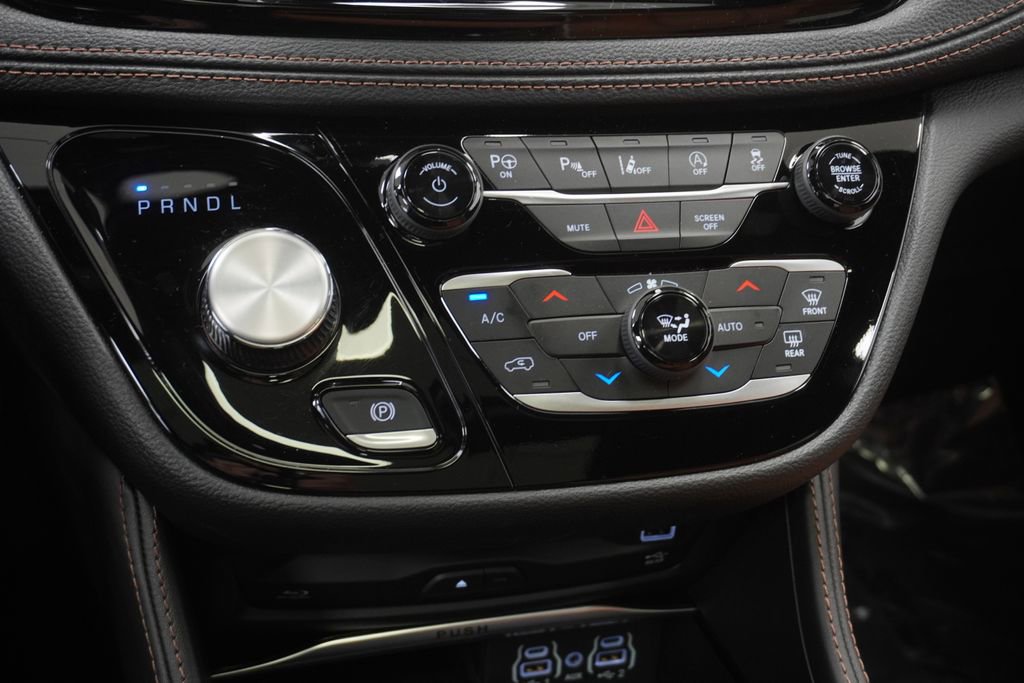 Used 2024 Chrysler Pacifica Pinnacle image 37