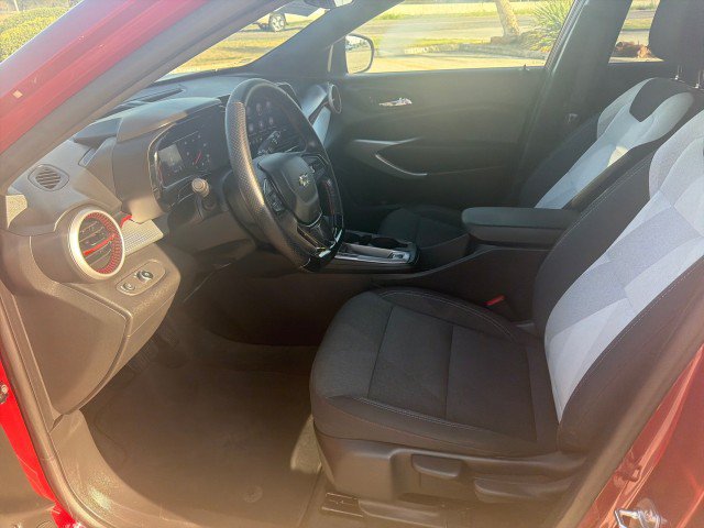 Used 2025 Chevrolet Trax RS w/ Driver Confidence Package FWD image 3
