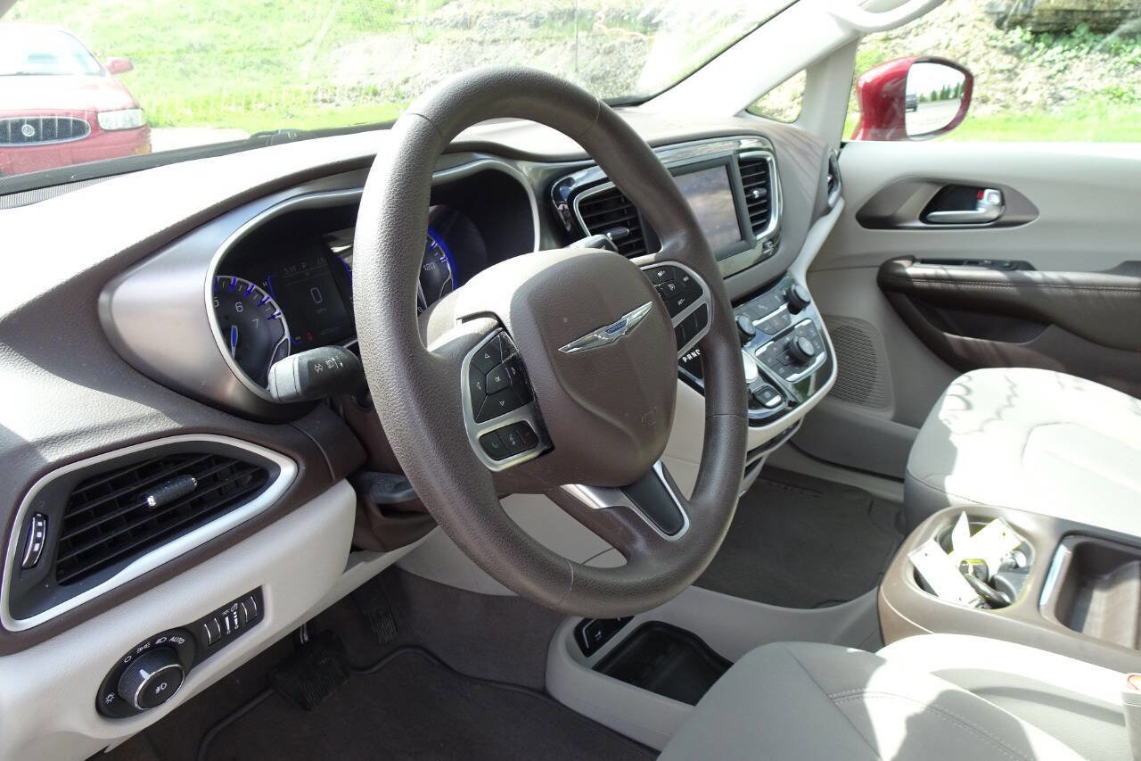 Used 2018 Chrysler Pacifica Touring Plus FWD image 16