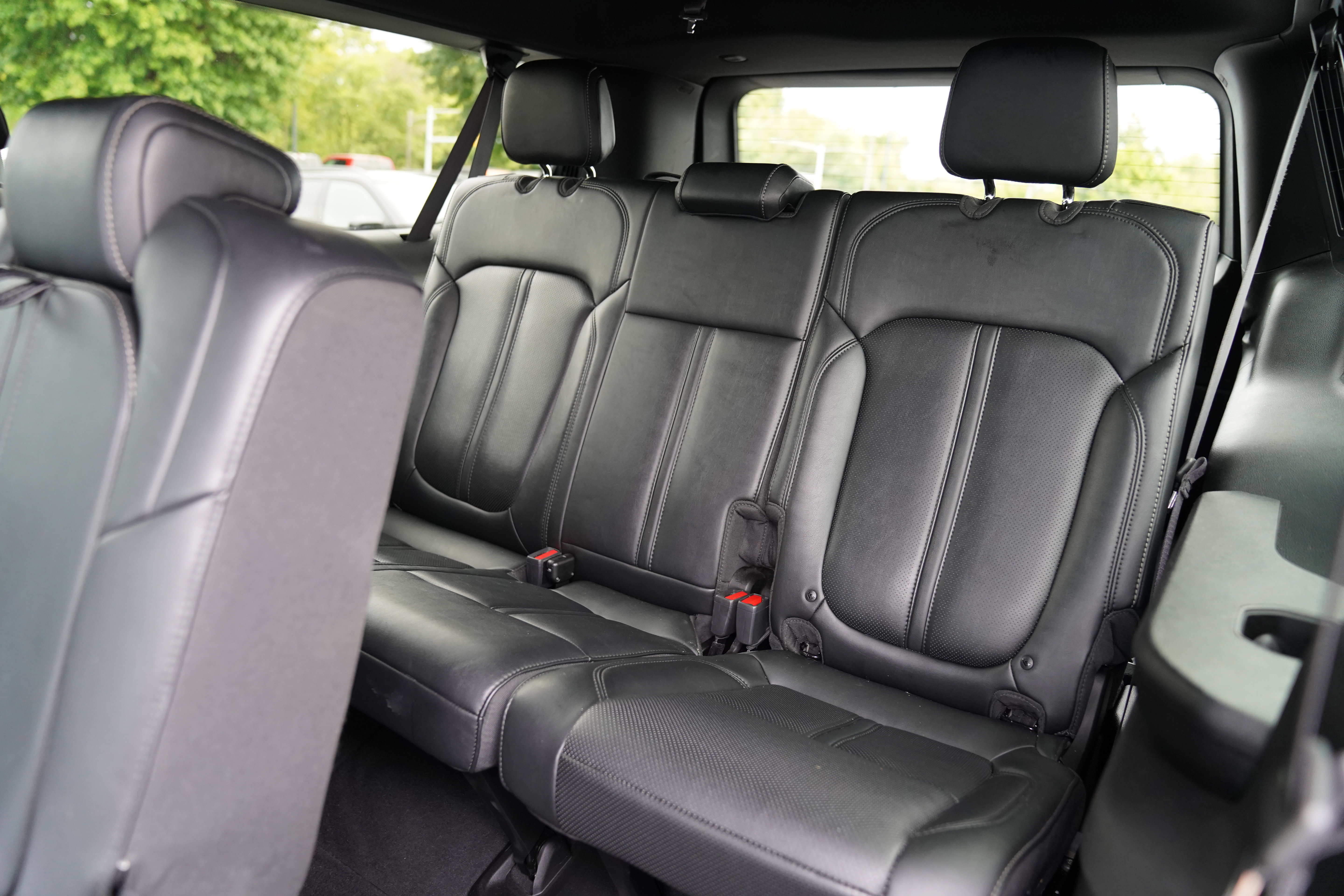 Used 2025 Jeep Wagoneer L Series II w/ 8-pass Seating Package AWD/4WD image 7