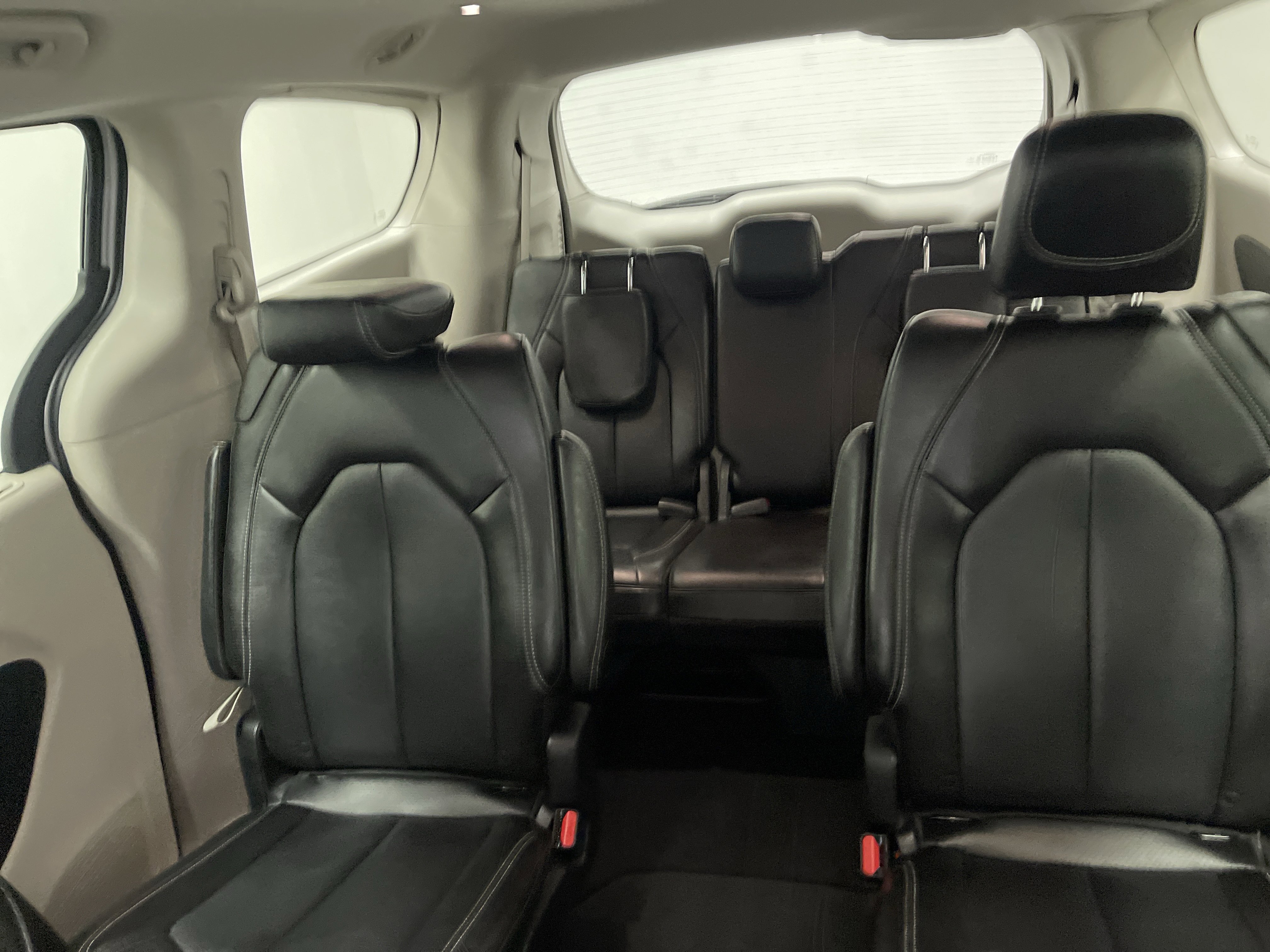 Used 2024 Chrysler Pacifica Touring-L image 11