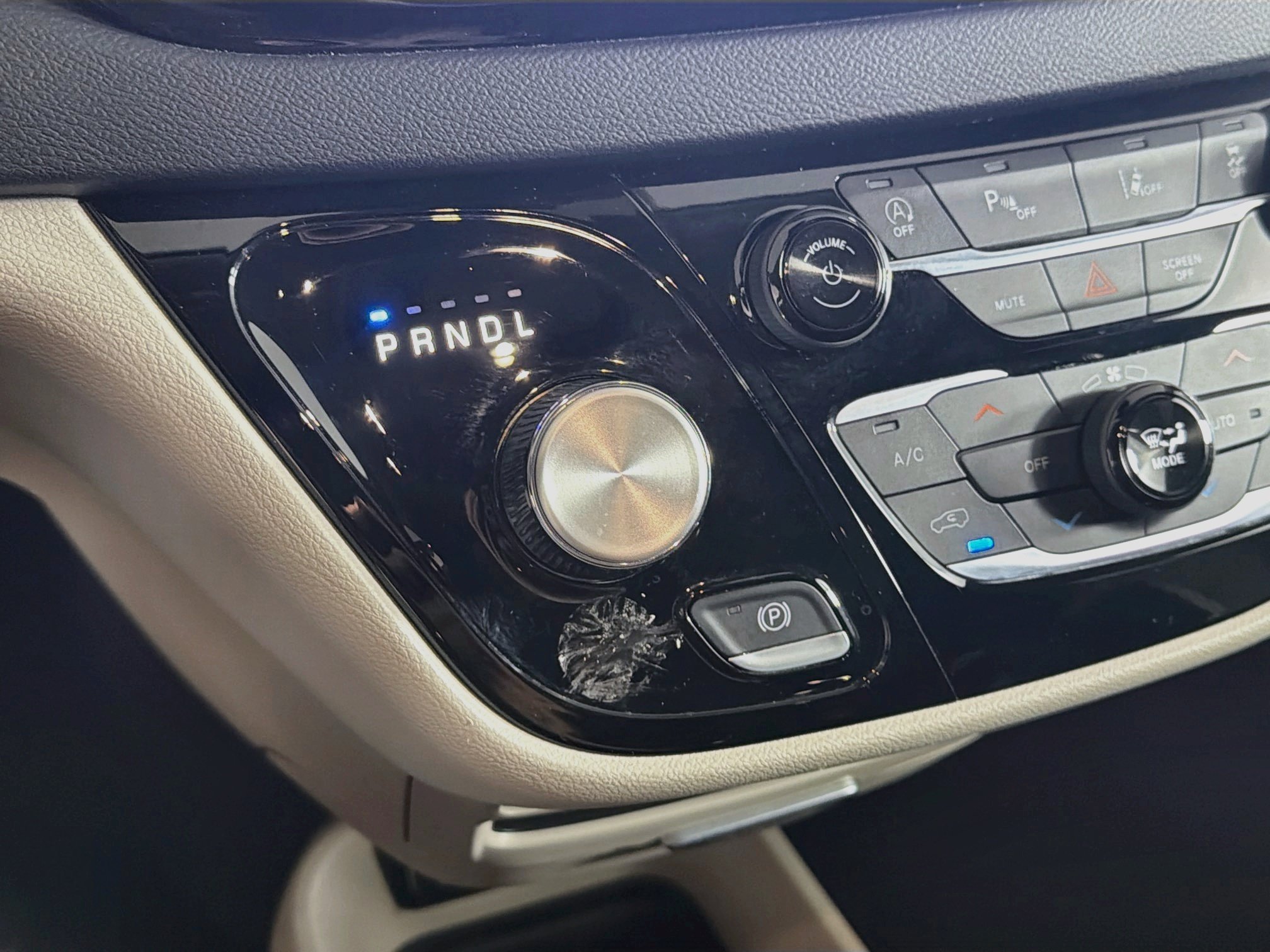 Used 2024 Chrysler Pacifica Touring-L FWD image 24