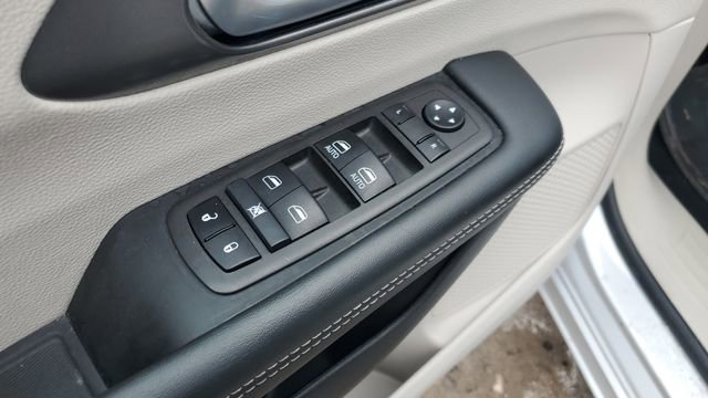 Certified 2024 Chrysler Pacifica Touring-L image 7