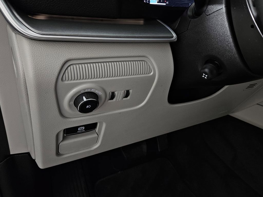 Used 2025 Jeep Wagoneer 2WD image 24
