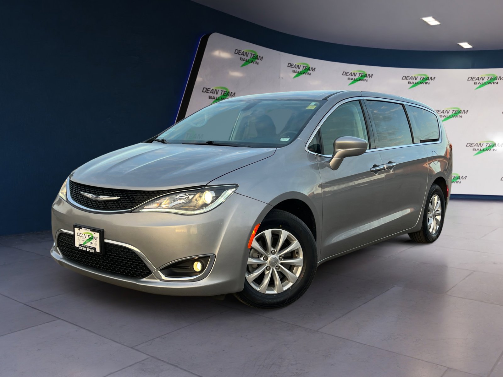 Used 2019 Chrysler Pacifica Touring Plus w/ Cold Weather Group image 2