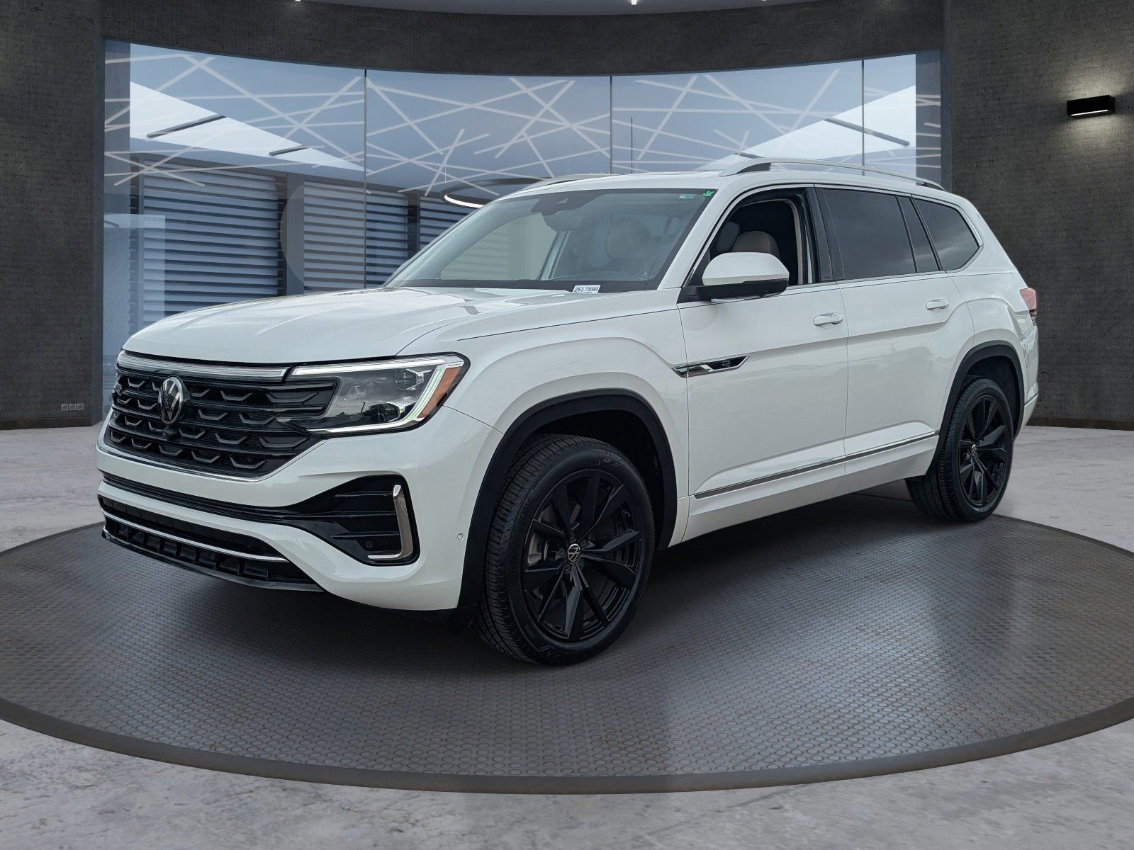 Used 2024 Volkswagen Atlas SEL Premium R-Line image 2