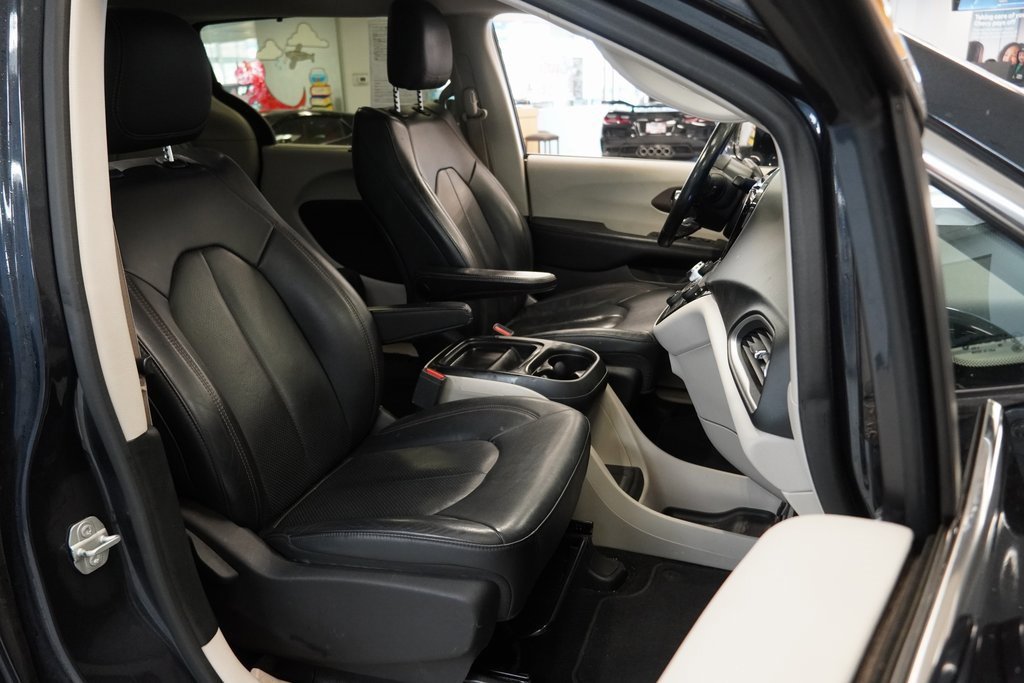 Used 2019 Chrysler Pacifica Touring-L image 28