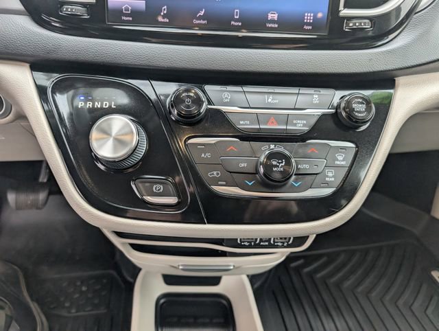 Used 2022 Chrysler Pacifica Touring-L image 16