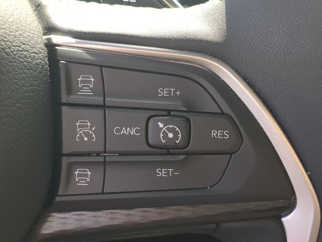 Used 2025 Jeep Grand Cherokee Laredo w/ Luxury Tech Group I RWD image 25