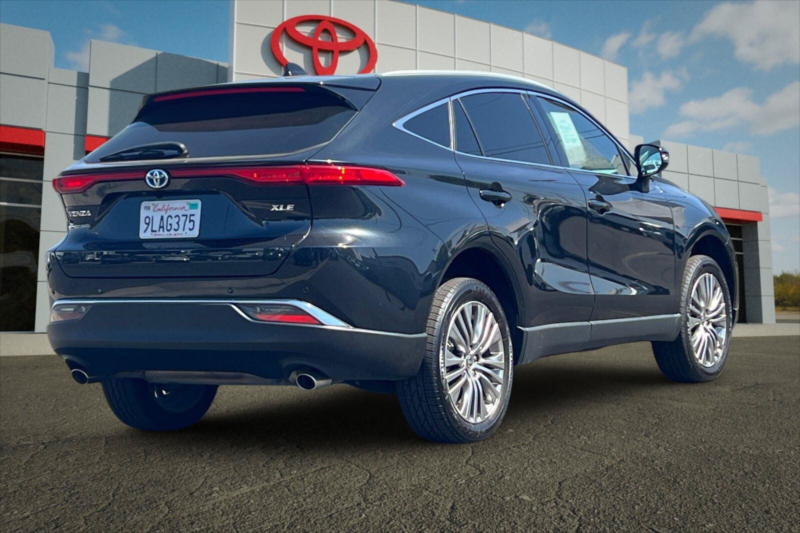 Certified 2024 Toyota Venza XLE AWD/4WD image 3