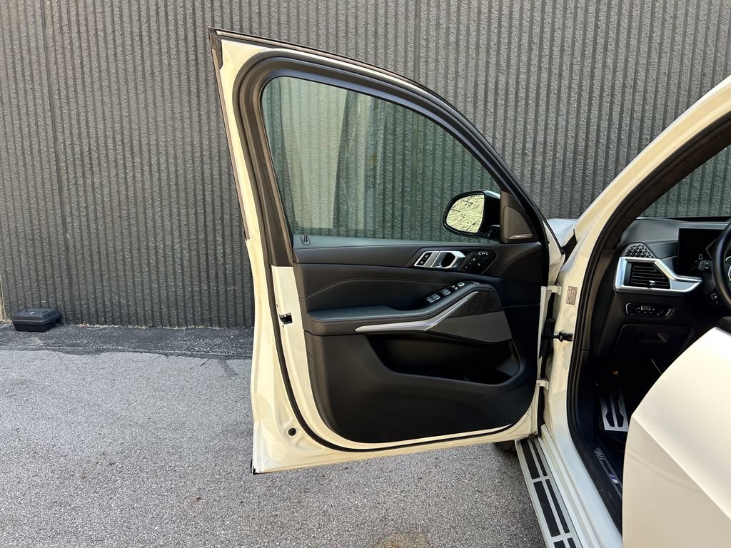Used 2023 BMW X7 xDrive40i w/ M Sport Package AWD/4WD image 15