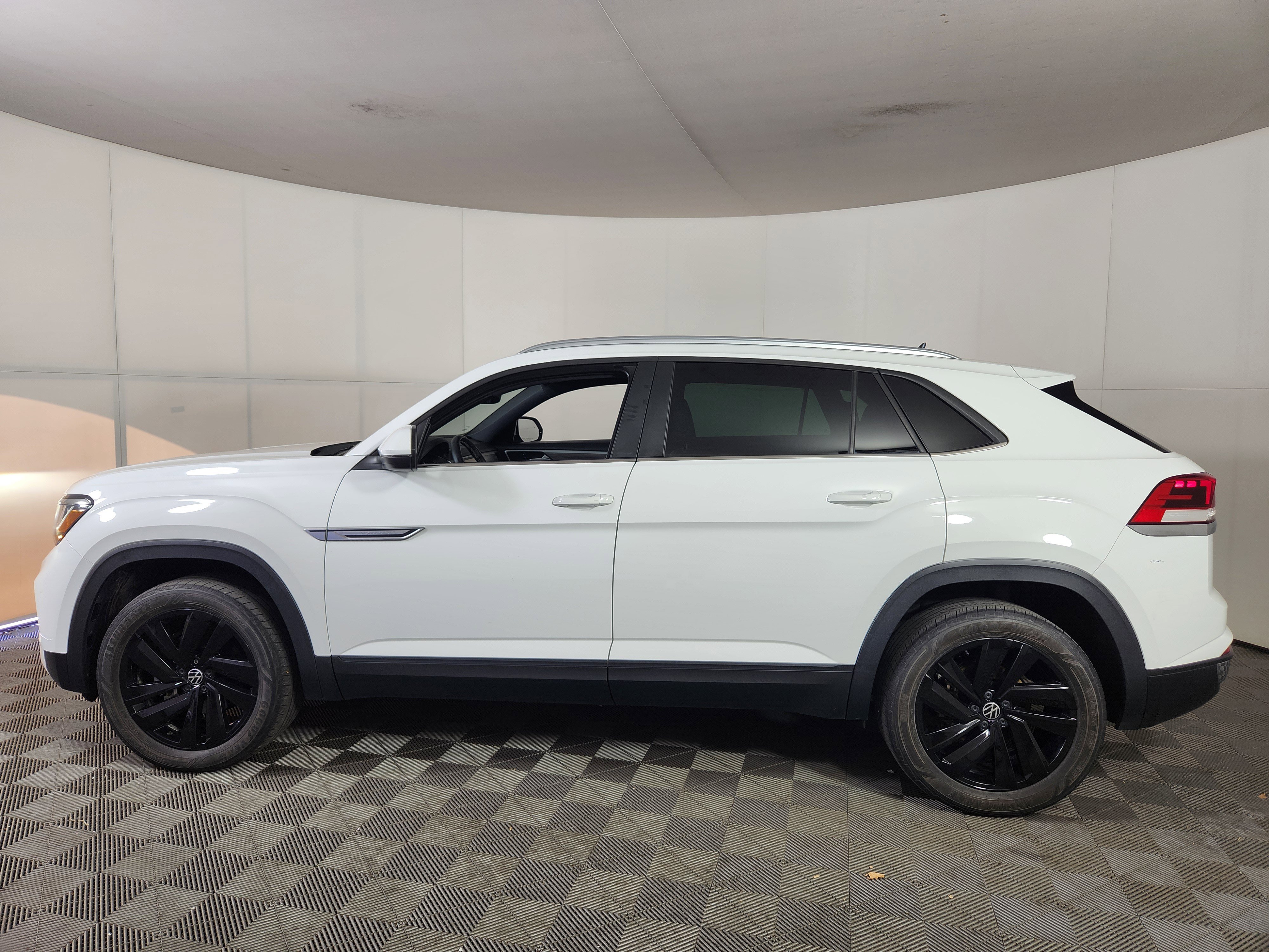 Used 2021 Volkswagen Atlas Cross Sport SE image 4