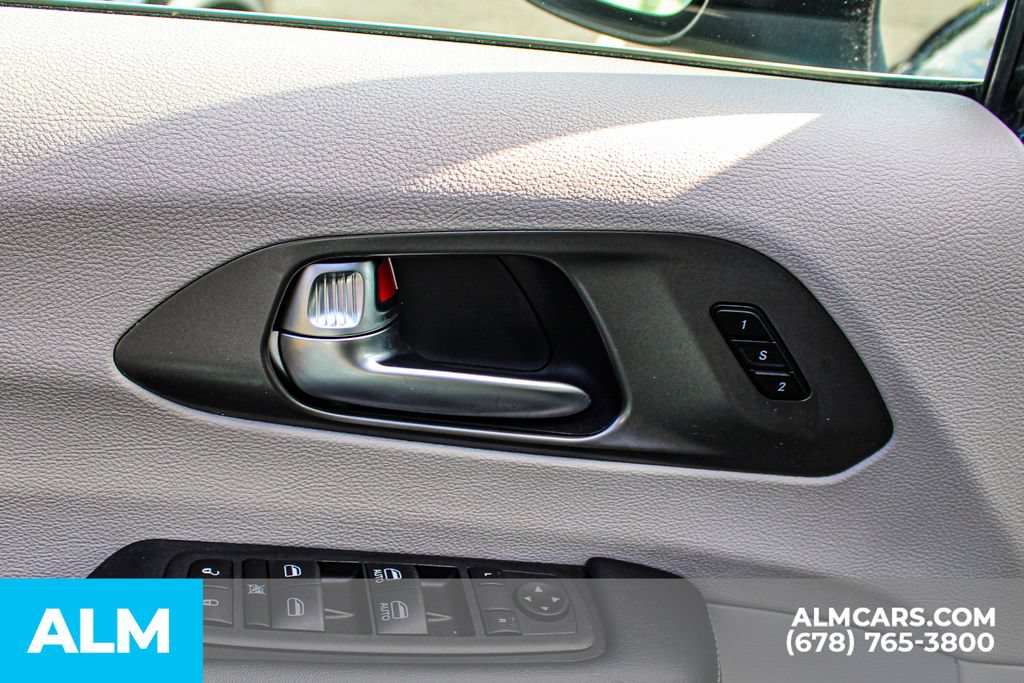 Used 2023 Chrysler Pacifica Touring-L FWD image 37