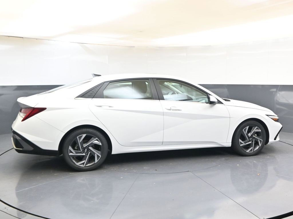 Certified 2025 Hyundai Elantra SEL w/ Cargo Package image 6