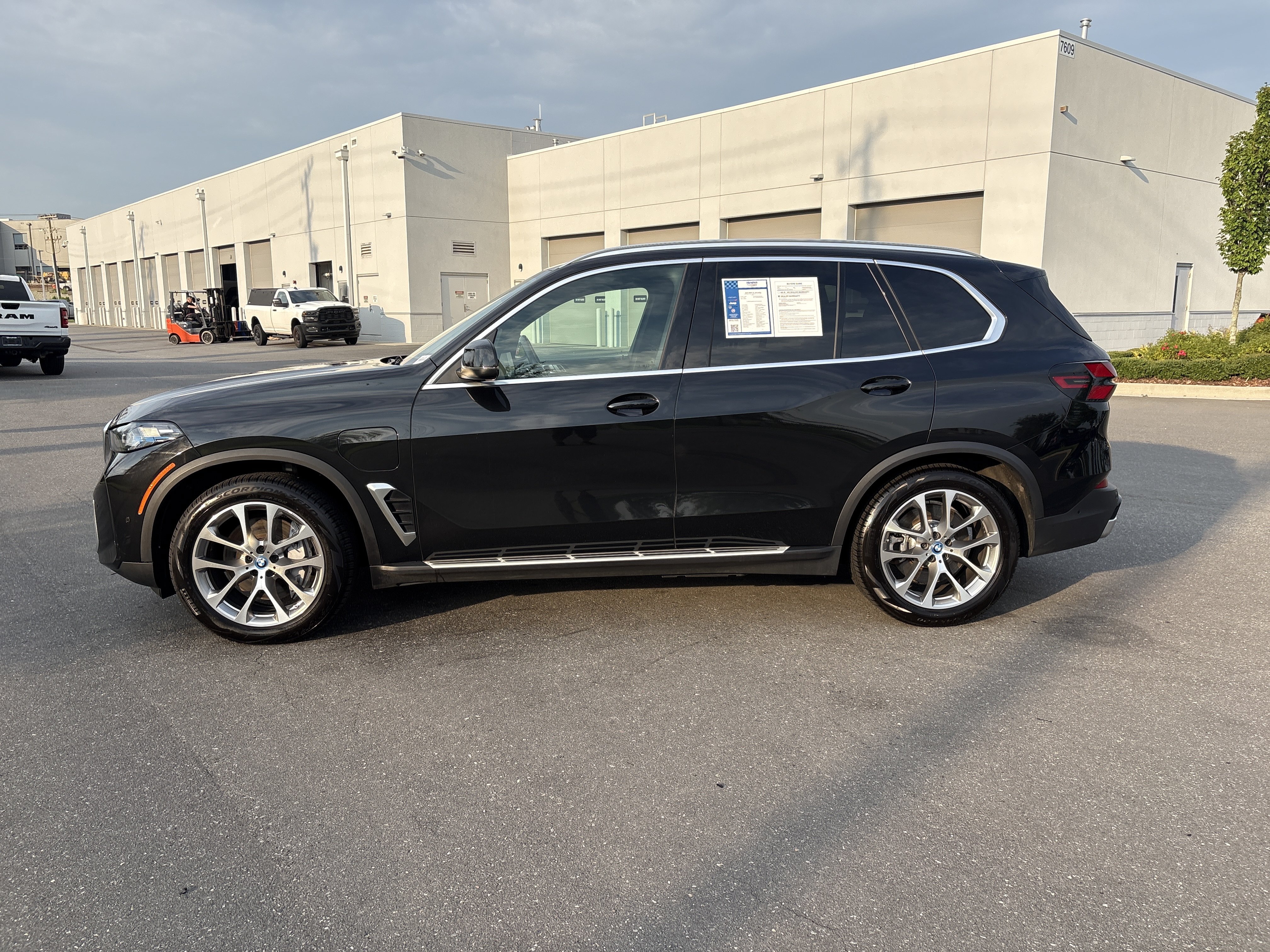 Used 2025 BMW X5 xDrive50e AWD/4WD image 6