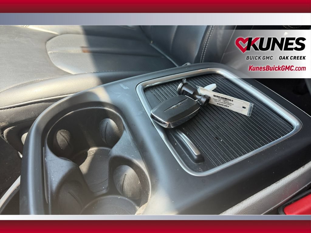 Used 2023 Chrysler Pacifica Touring-L FWD image 32