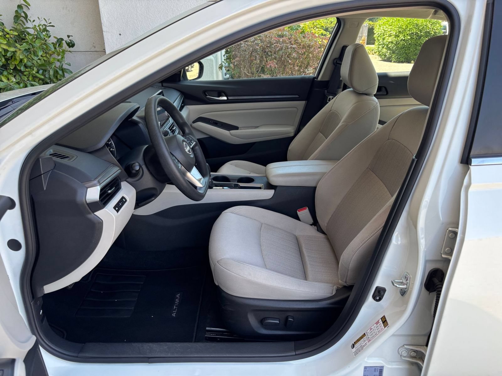 Used 2025 Nissan Altima 2.5 SV FWD image 28